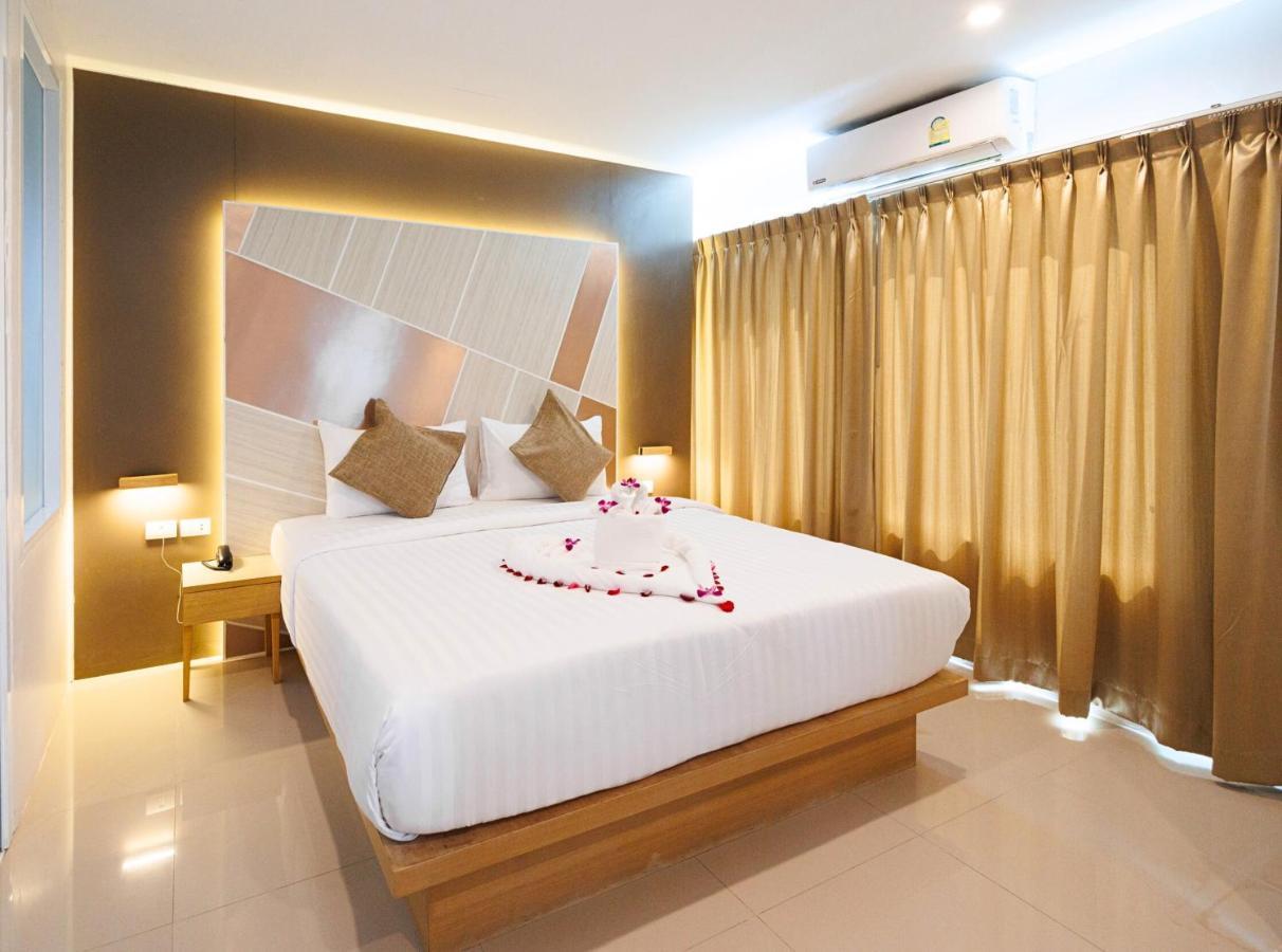 La Vista Patong Hotel Exterior photo