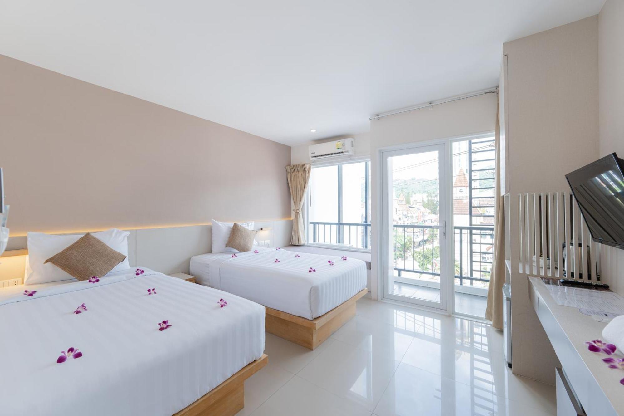 La Vista Patong Hotel Exterior photo