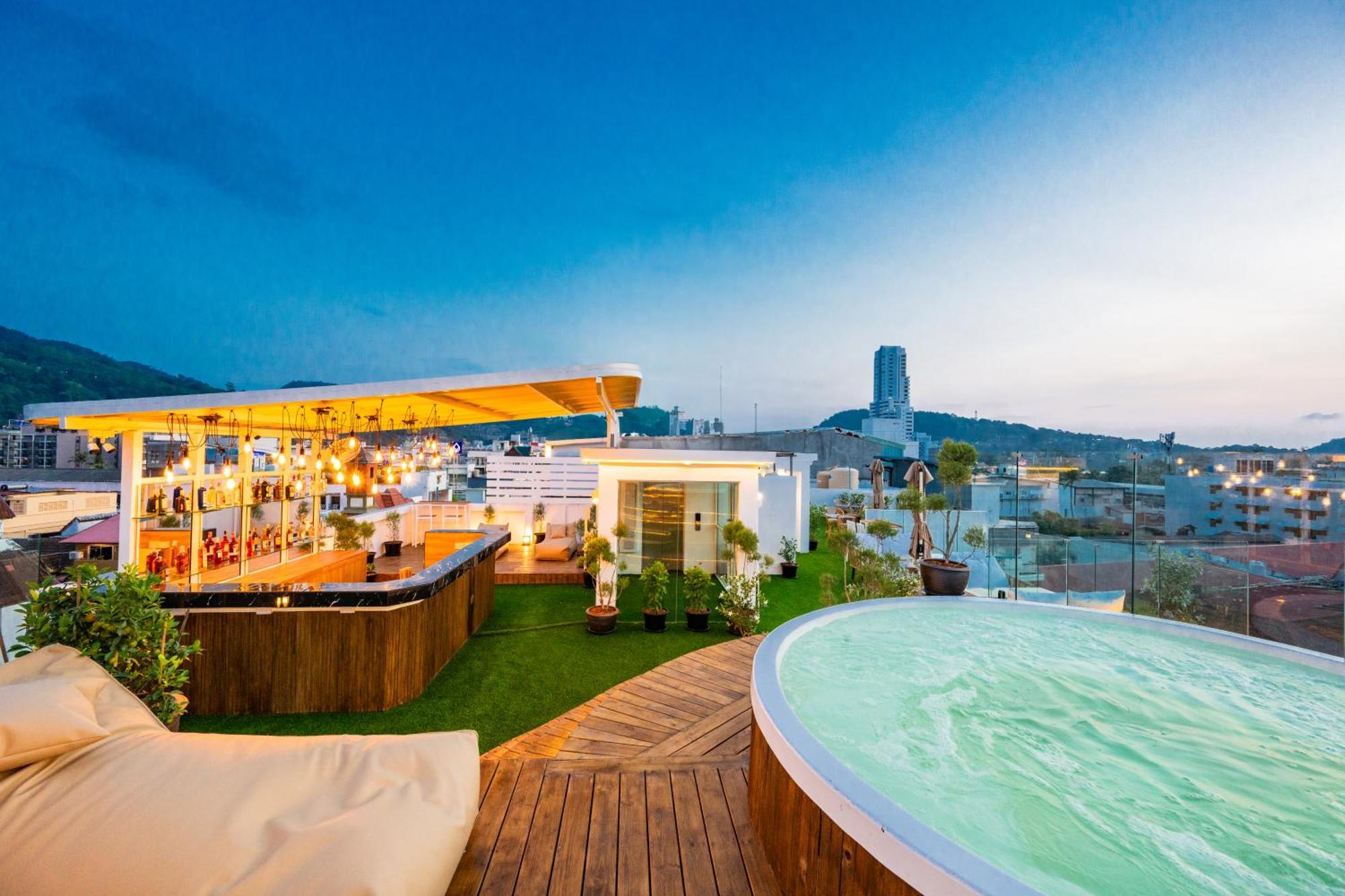 La Vista Patong Hotel Exterior photo